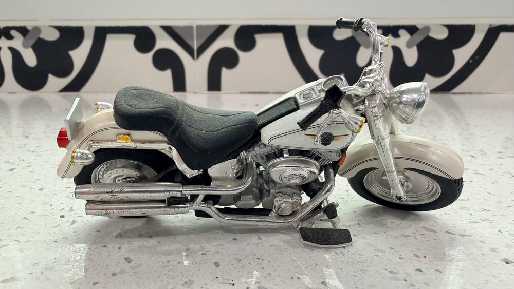 Vintage Maisto 2000 Harley-Davidson FLSTF Fat Boy 1:18 Diecast White Motorcycle